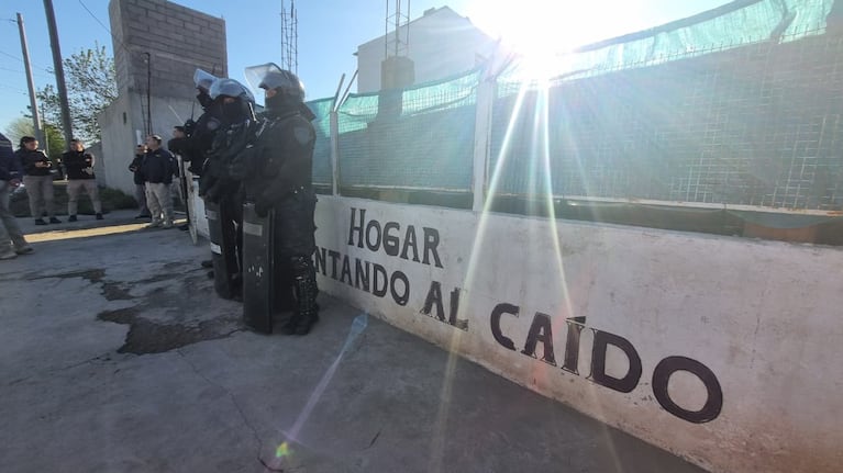 El lugar tenía en el frente la frase "Hogar Levantando al Caído". Foto: Fredy Bustos / ElDoce.