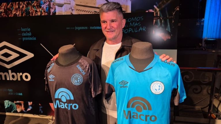 El Luifa Artime en la presentación de las camisetas nuevas de Belgrano.