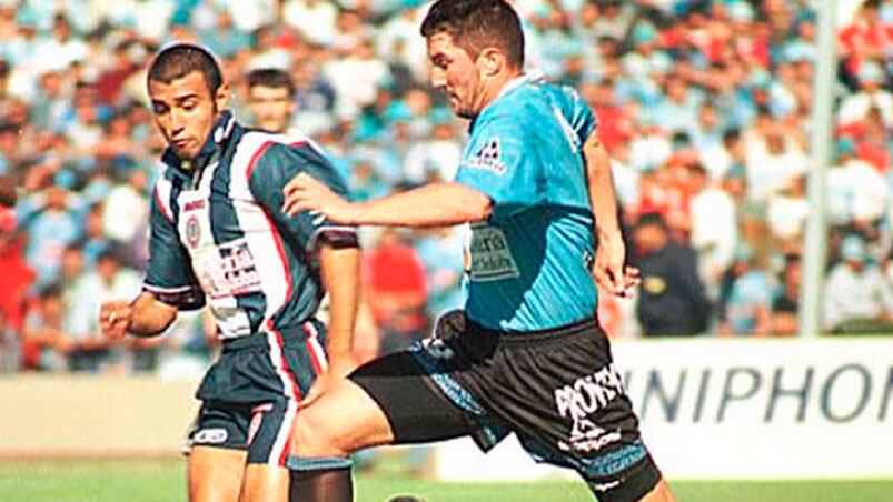 El Luifa con la celeste en uno de los clásicos contra Talleres. 