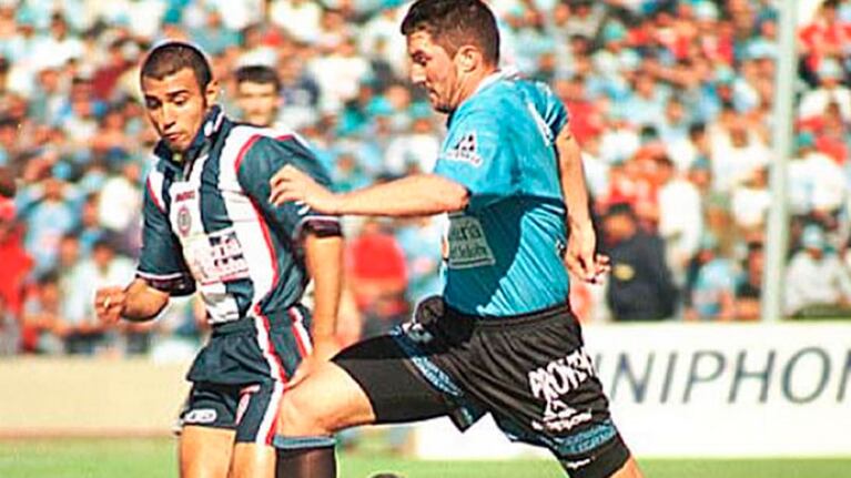 El Luifa con la celeste en uno de los clásicos contra Talleres.
