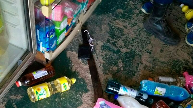 El  machete que usó el ladrón en el minimercado de Oliva.