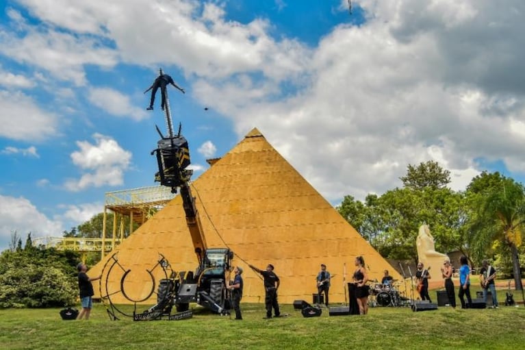 El Mago Matus fue atravesado por un taladro gigante y anunció un mega teatro