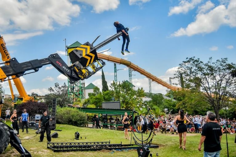 El Mago Matus fue atravesado por un taladro gigante y anunció un mega teatro