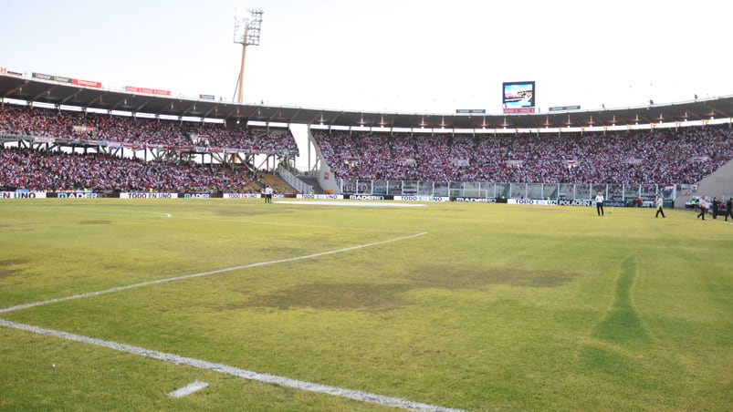 El mal estado del campo de juego en la final River-Central. Foto: Lucio Casalla / ElDoce.tv