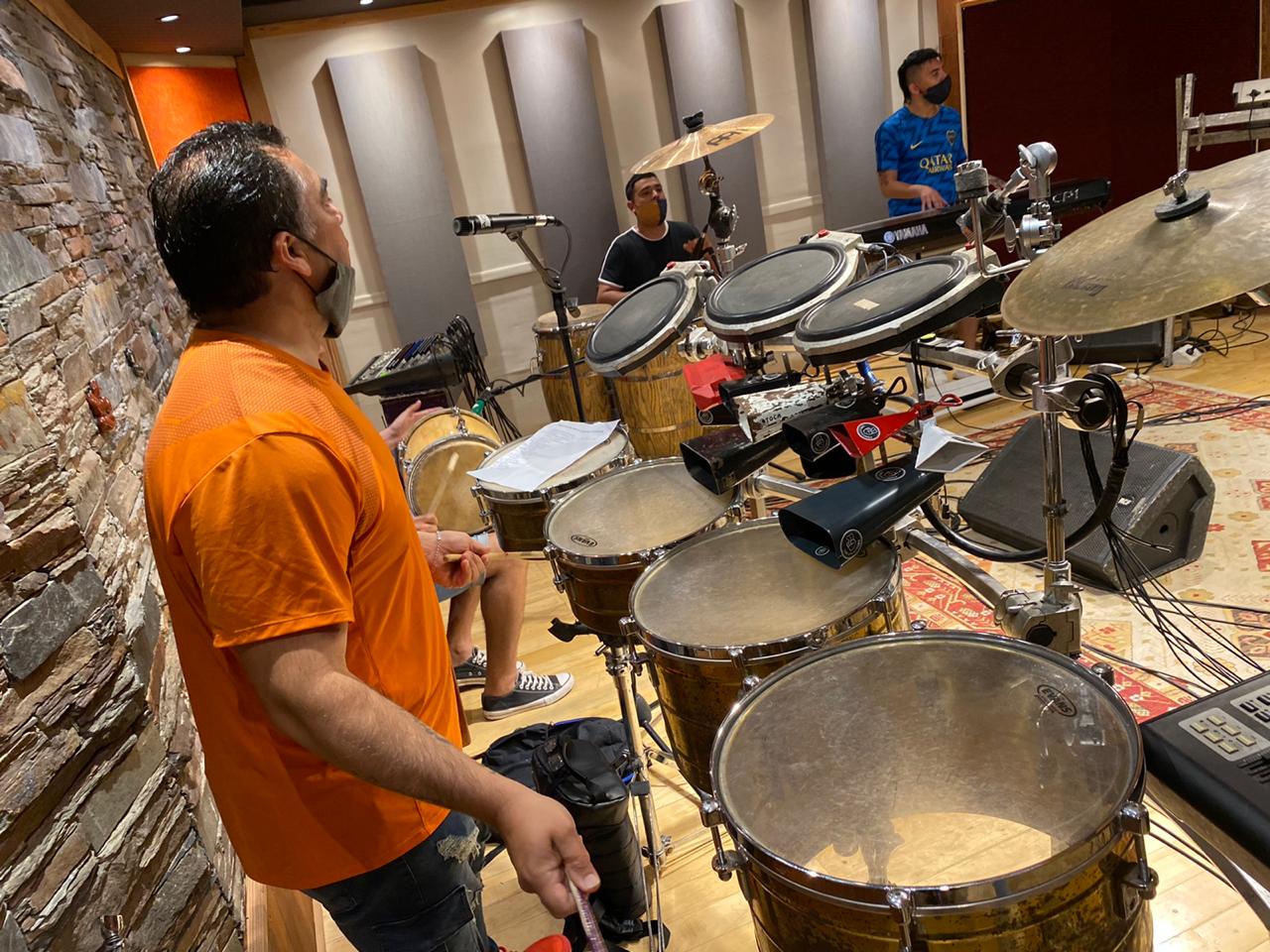 El Mandamás ensaya con su banda antes del gran show.