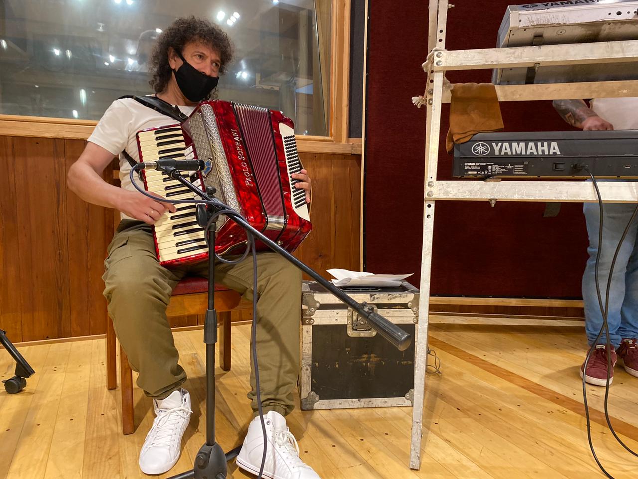 El Mandamás ensaya con su banda antes del gran show.