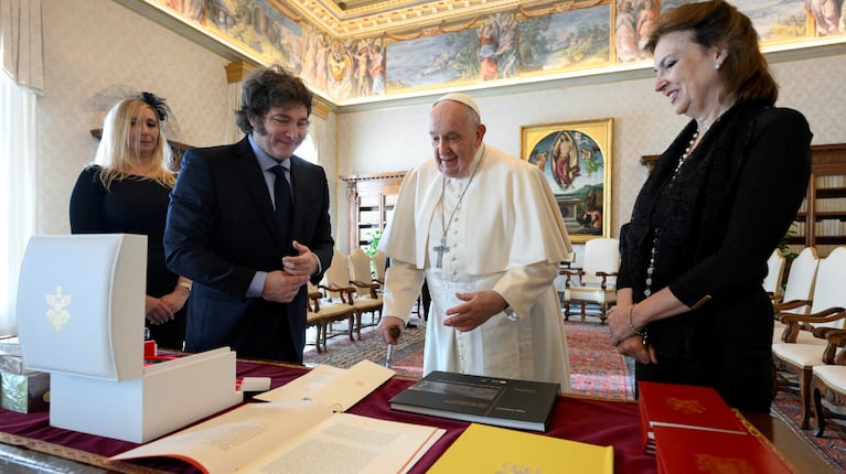 El mandatario argentino junto al Papa. (Foto: Reuters)