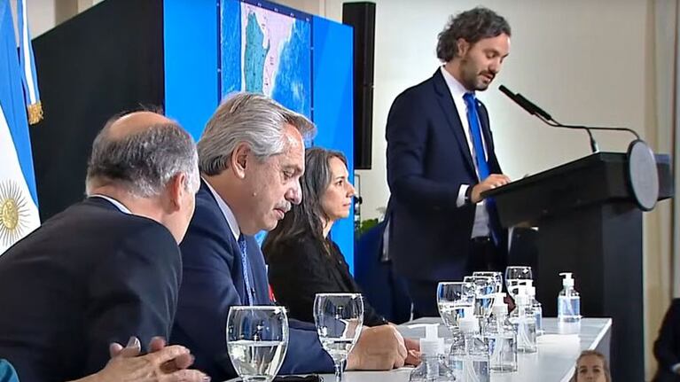 El mandatario escribió un machete en pleno discurso del canciller.