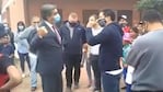 El mandatario provincial se cruzó con un grupo de docentes. 