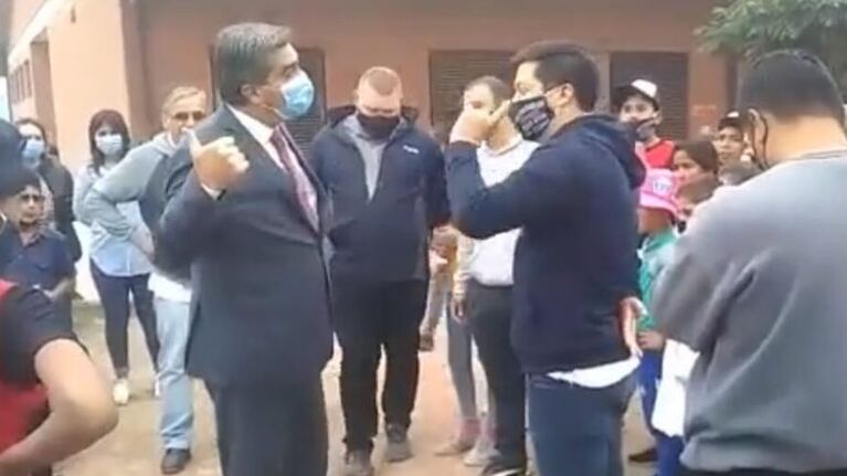 El mandatario provincial se cruzó con un grupo de docentes.