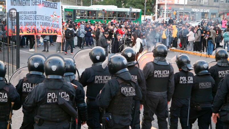 El manifestante que murió era uno de los cuatro detenidos por la Policía.