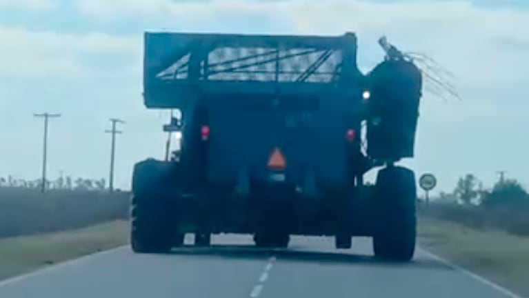 El maquinón filmado ocupando casi toda la ruta.