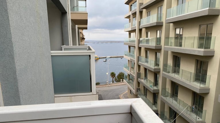 El mar Mediterráneo solo se puede "visitar" desde el balcón.