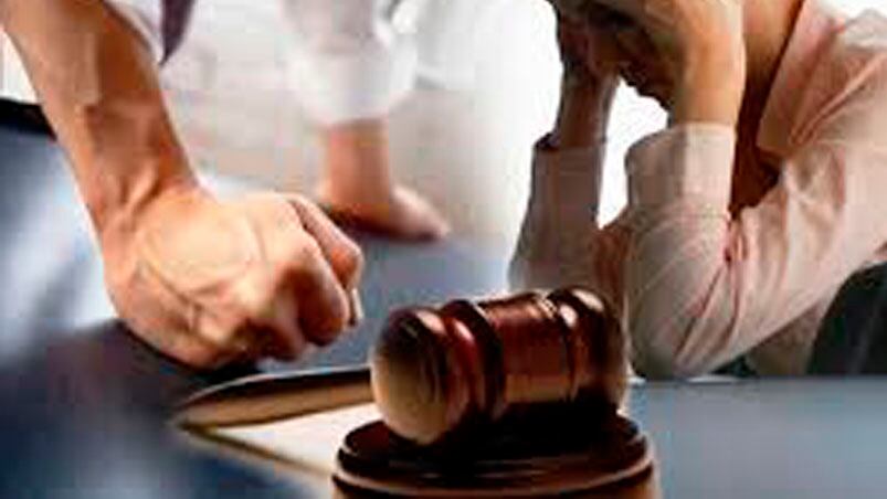 El marido falsificó la firma de la señora para quedarse con el dinero del bien conyugal. 