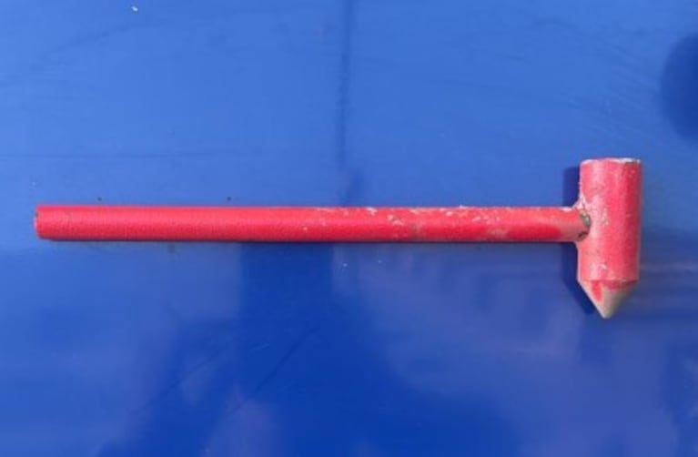 El martillo de emergencia con el que el pasajero destrozó el colectivo.