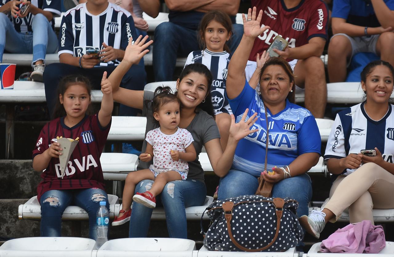 El Matador fue más que su rival y pelea bien arriba. Foto: Lucio Casalla / ElDoce.tv