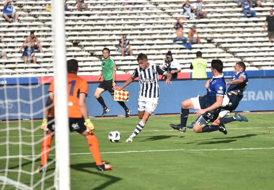 El Matador hizo un partidazo y volvió a sonreír en la Superliga. Foto: Lucio Casalla / ElDoce.tv