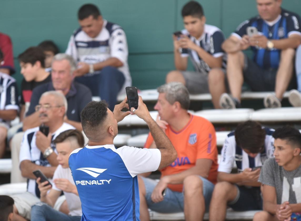 El Matador hizo un partidazo y volvió a sonreír en la Superliga. Foto: Lucio Casalla / ElDoce.tv