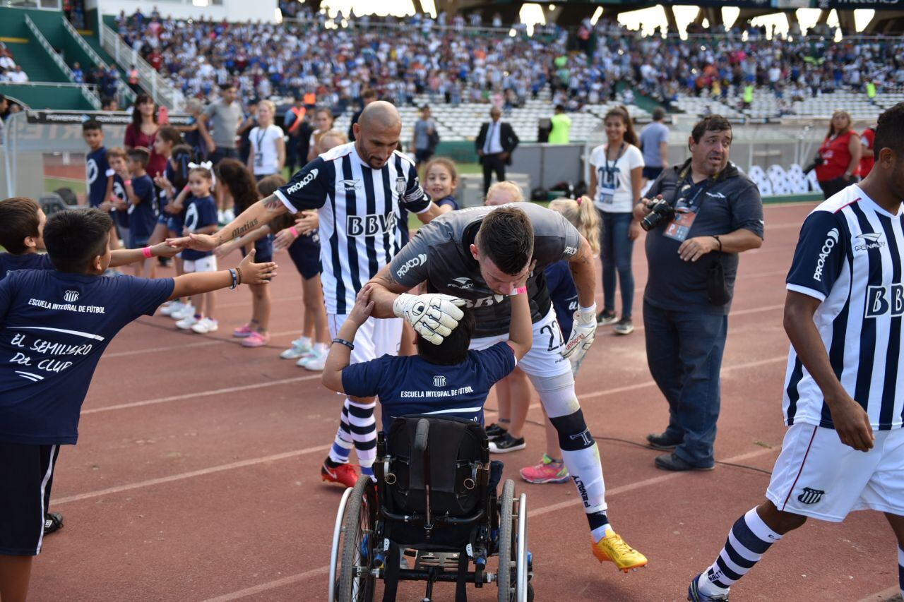 El Matador hizo un partidazo y volvió a sonreír en la Superliga. Foto: Lucio Casalla / ElDoce.tv