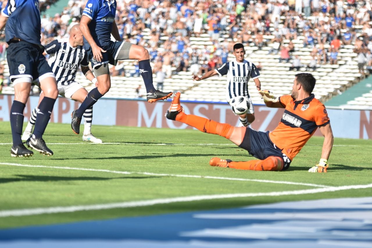 El Matador hizo un partidazo y volvió a sonreír en la Superliga. Foto: Lucio Casalla / ElDoce.tv