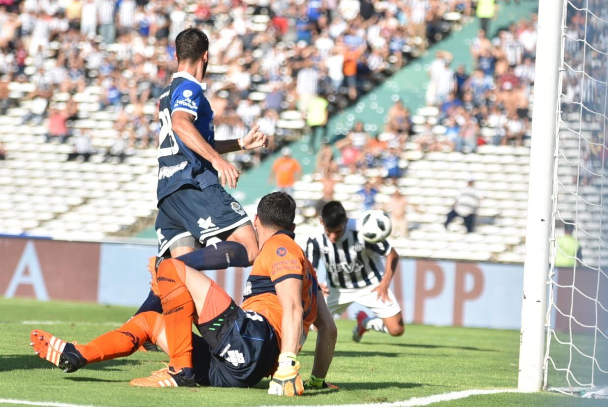 El Matador hizo un partidazo y volvió a sonreír en la Superliga. Foto: Lucio Casalla / ElDoce.tv