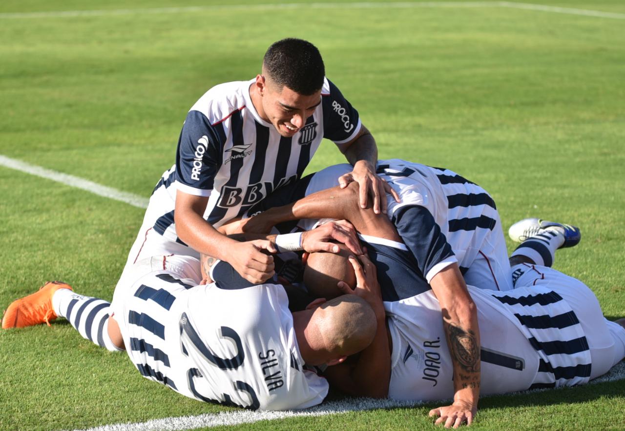 El Matador hizo un partidazo y volvió a sonreír en la Superliga. Foto: Lucio Casalla / ElDoce.tv