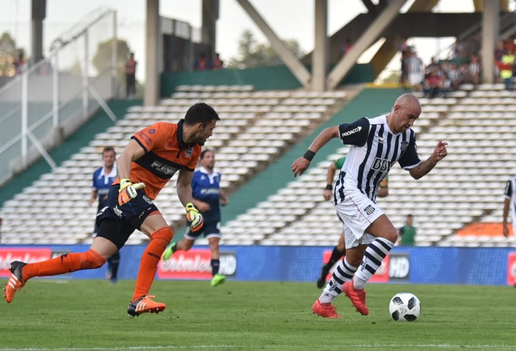 El Matador hizo un partidazo y volvió a sonreír en la Superliga. Foto: Lucio Casalla / ElDoce.tv