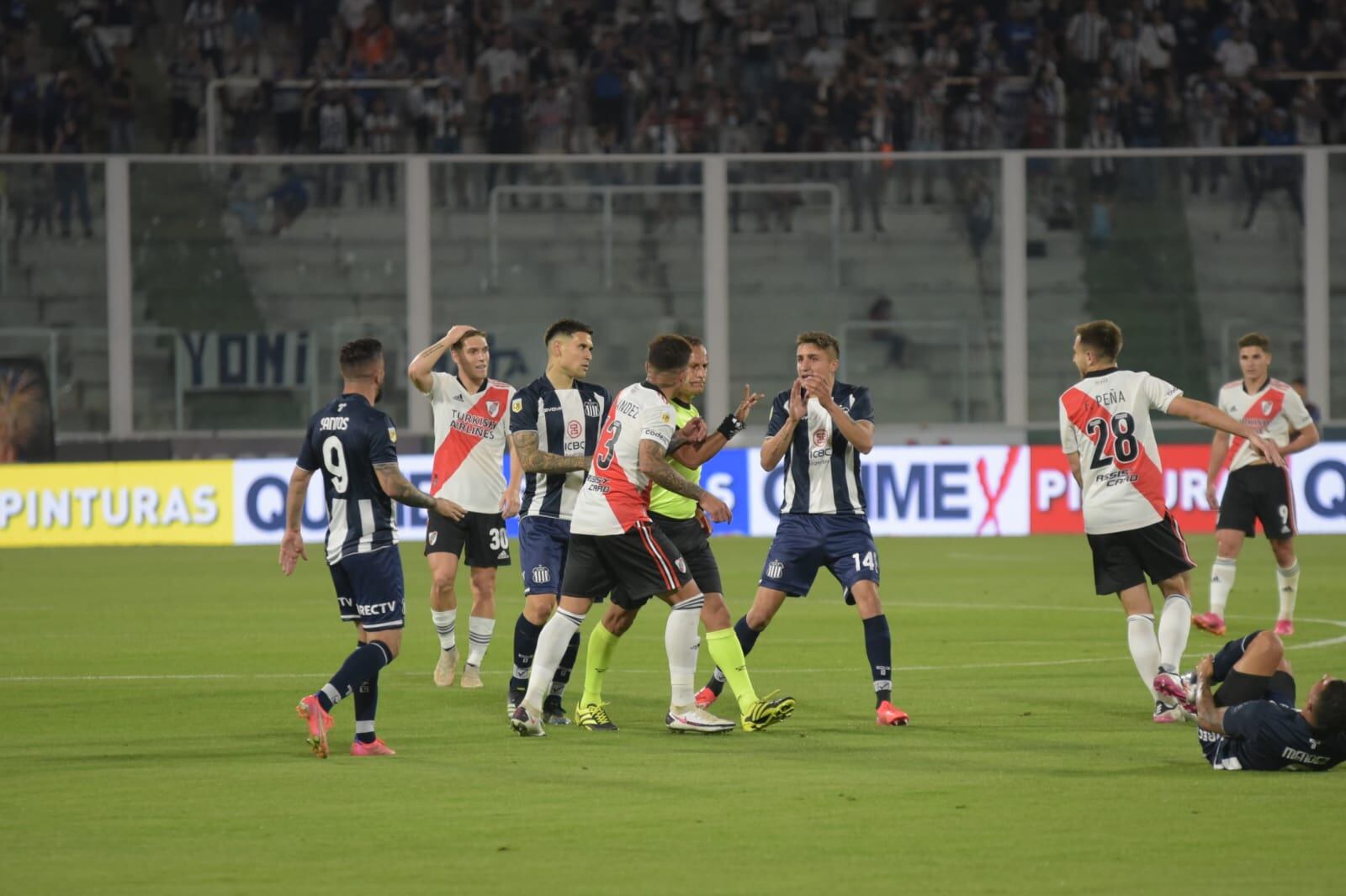 El Matador no aprovechó la ventaja y terminó perdiendo ante su gente. Fotos: Lucio Casalla/ElDdoce.tv.