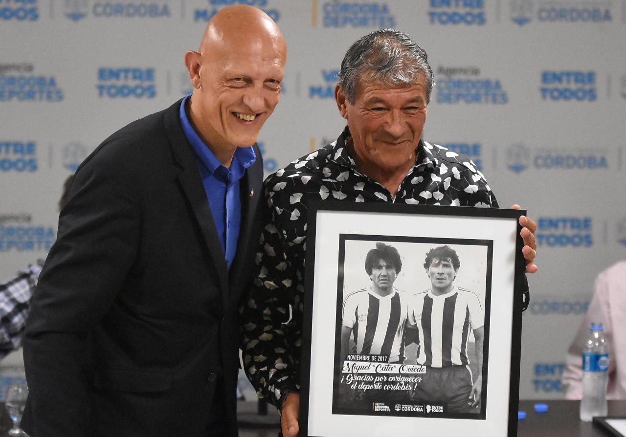 El Matador y sus compañeros del 78 fueron reconocidos en el estadio que lleva su nombre. Foto: Lucio Casalla / ElDoce.tv.