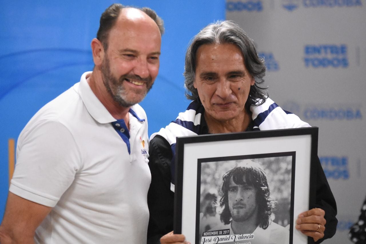 El Matador y sus compañeros del 78 fueron reconocidos en el estadio que lleva su nombre. Foto: Lucio Casalla / ElDoce.tv.