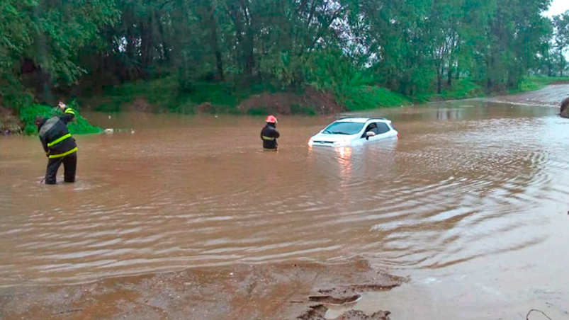 El matrimonio atrapado en el Ford Ecosport en un cruce de caminos rurales.