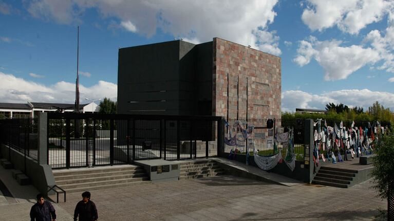 El Mausoleo Néstor Kirchner envuelto en misterio.