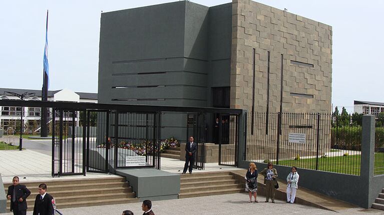 El mausoleo que Lázaro le construyó a Néstor es imponente.