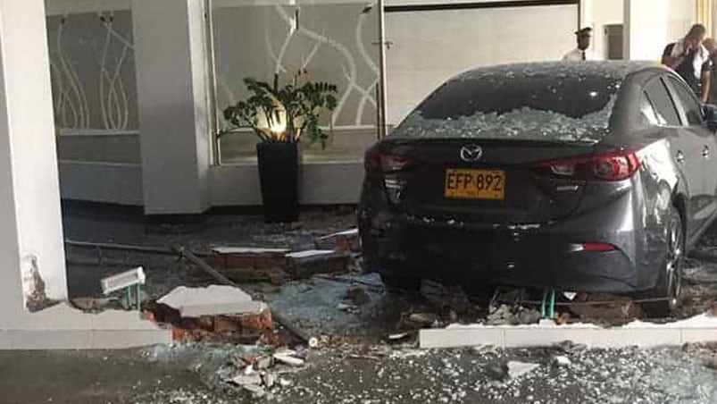 El Mazda quedó abandonado en el lujoso Motel de Cali.