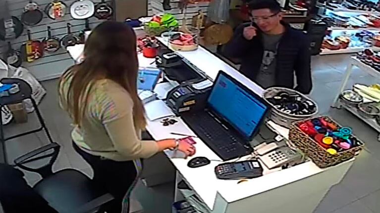 El mechero de los shoppings vestido igual y hablando por celular antes de escapar.