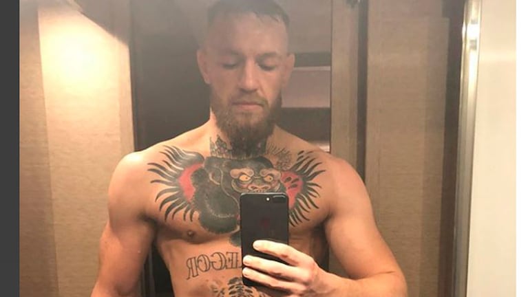 El mediático luchador mostró algo más que sus músculos y tatuajes.