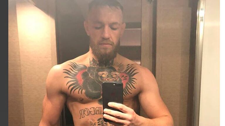 El mediático luchador mostró algo más que sus músculos y tatuajes.