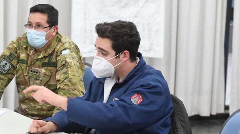 El médico trucho, en pleno trabajo durante la lucha contra el coronavirus.