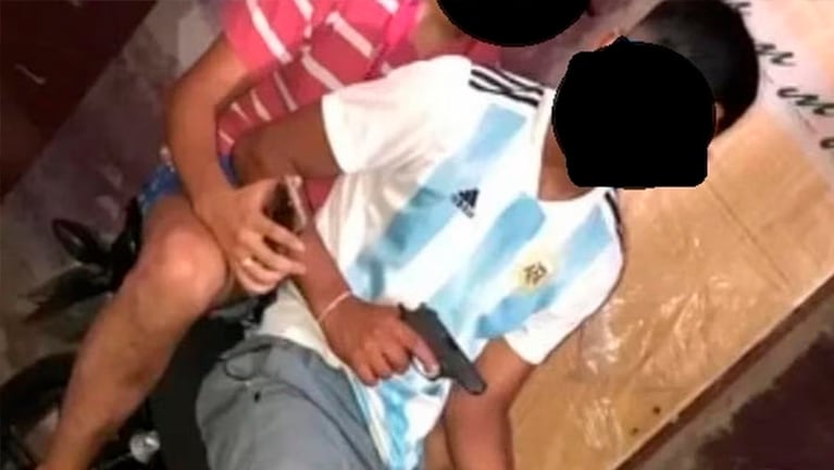 El menor acusado de matar a Villarreal subió fotos con armas luego de ser liberado.