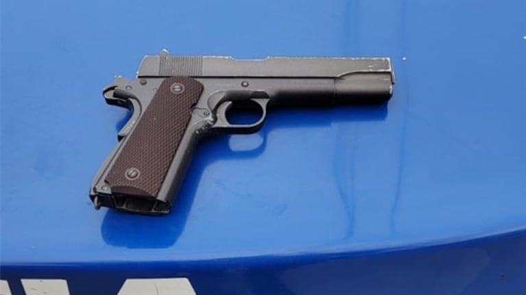 El menor estaba armado con una pistola calibre 11.25.