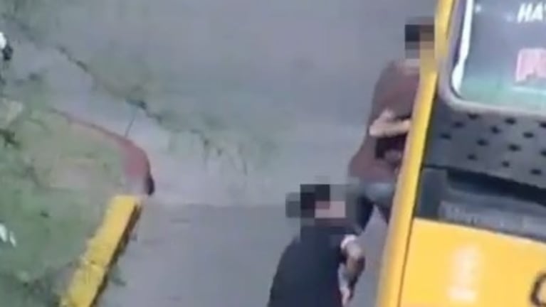 El menor fue elevado por un cómplice y manoteó el celular.
