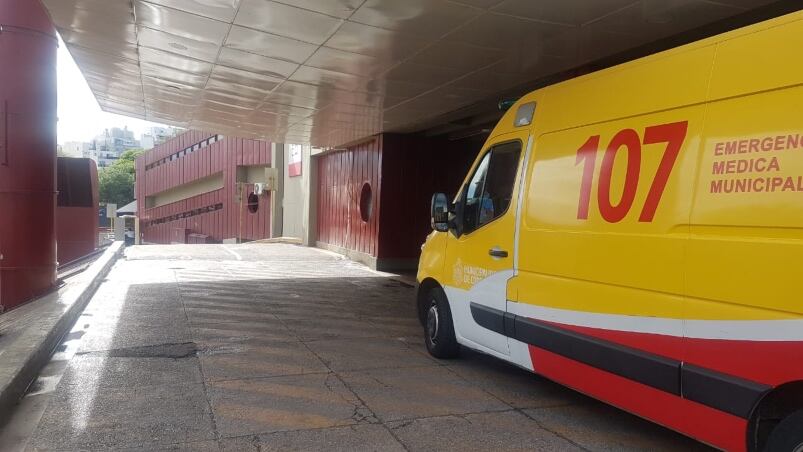 El menor se encuentra internado en grave estado en el Hospital de Urgencias.