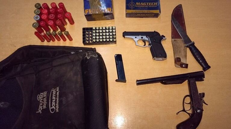 El menor tenía dos pistolas cargadas y un cuchillo.