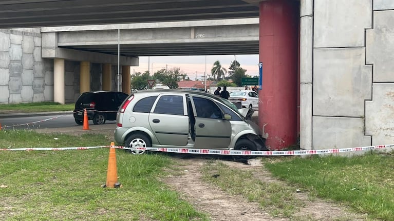 El Meriva quedó destrozado contra el muro. Foto: Paula Salort / ElDoce.