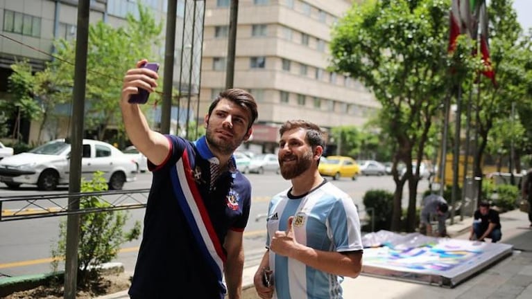El Messi iraní no para de sacarse selfies con los fans.