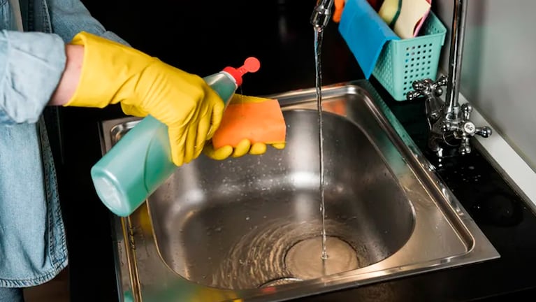 El método simple para destapar la bacha de la cocina sin llamar al plomero