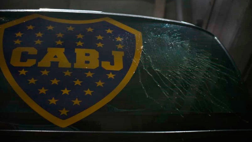 El micro de Boca fue apedreado en medio de un operativo escandaloso.