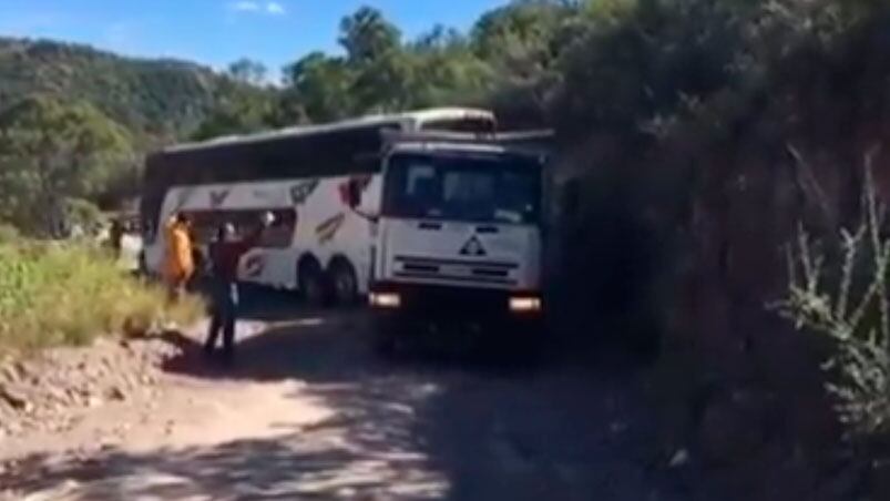 El micro de larga distancia atascado en la bajada del río Pinto.