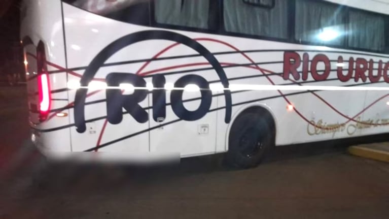 El micro ingresó a la terminal de un pueblo de Corrientes con un cadáver colgando.
