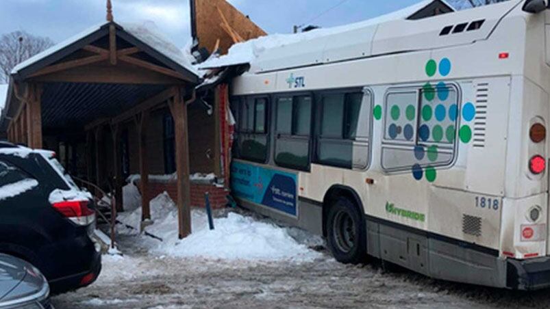 El micro quedó incrustado en la guardería en las afueras de Montreal. 